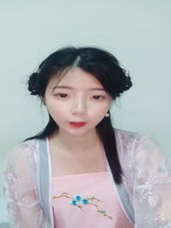 年轻女孩用独奏游戏诱惑你